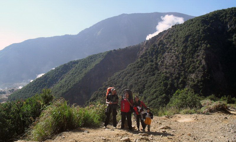 Adventure Indonesia Gunung Papandayan-keluarga pendaki