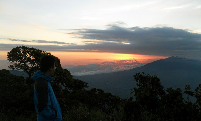 Adventure indonesia Pagi di Gunung Cikuray