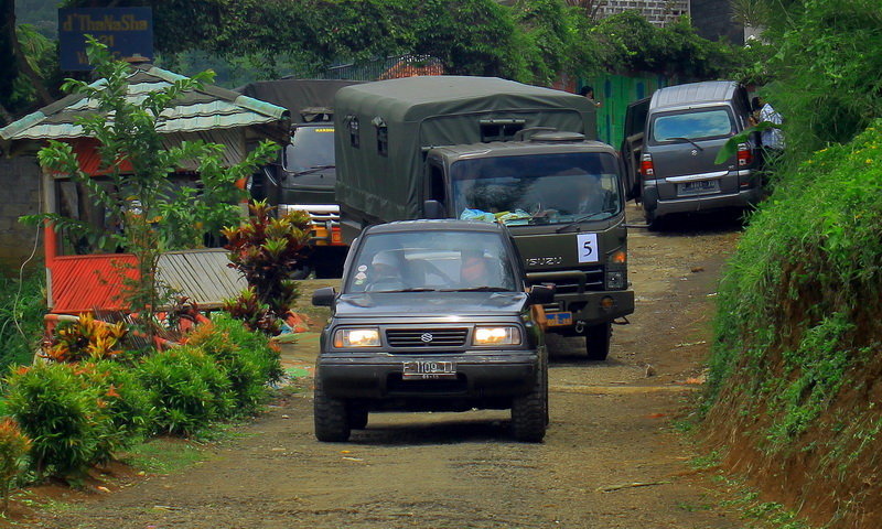 Mobil offroad mengawal Al Azhar menuju Highland Camp Bogor