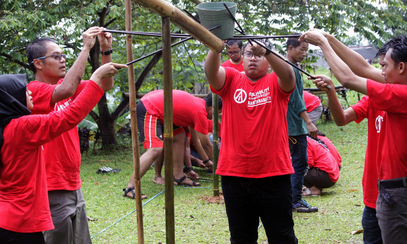 Bangun kerjasama, strategi lewat games outbound