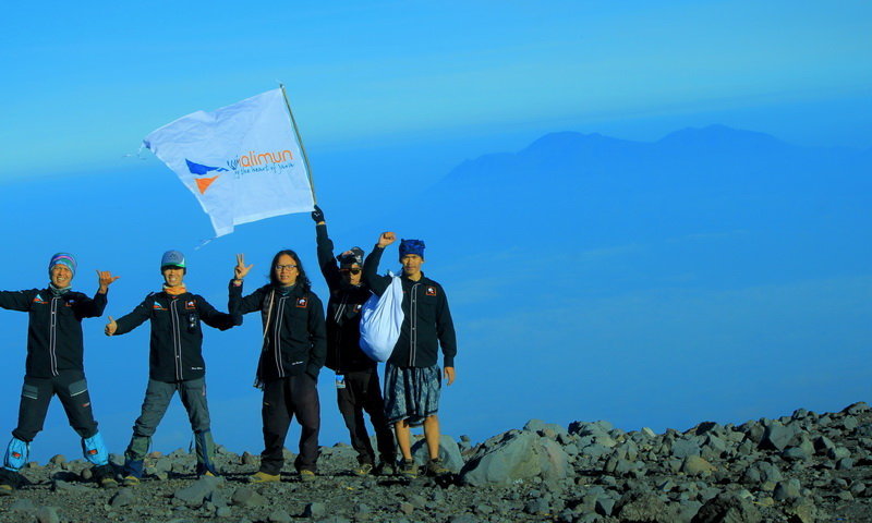 pendaki gunung taman nasional semeru berkibar