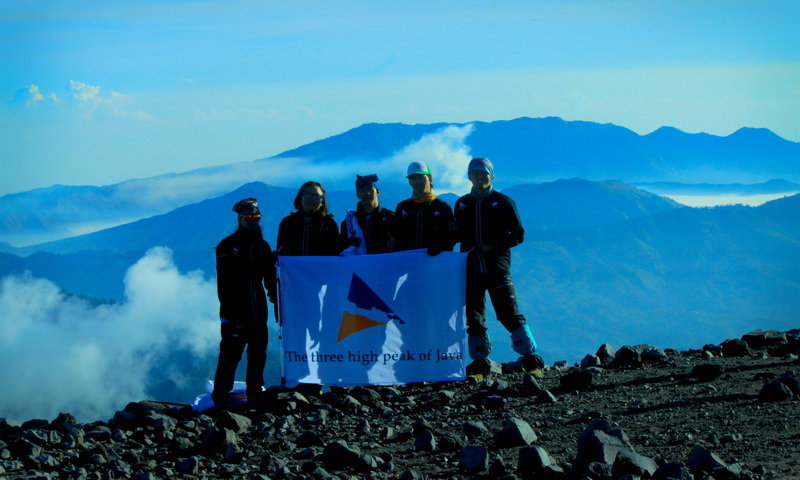 pendaki gunung taman nasional semeru peak