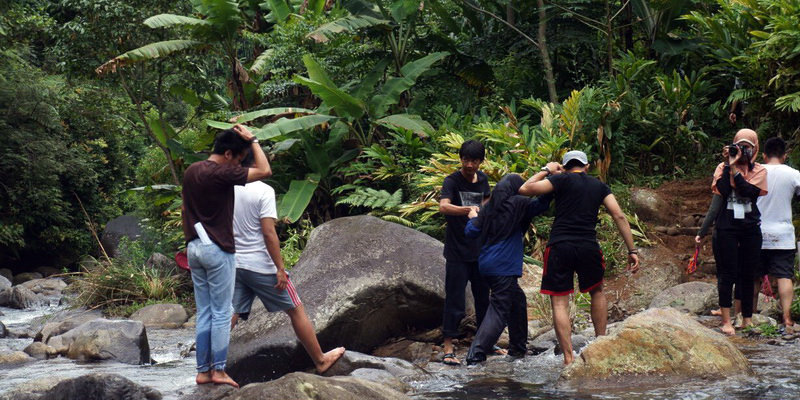 susur sungai Highland wisata Cibuluh di desa wisata Bogor