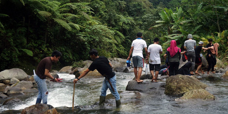 telusur sungai Highland di desa wisata Bogor