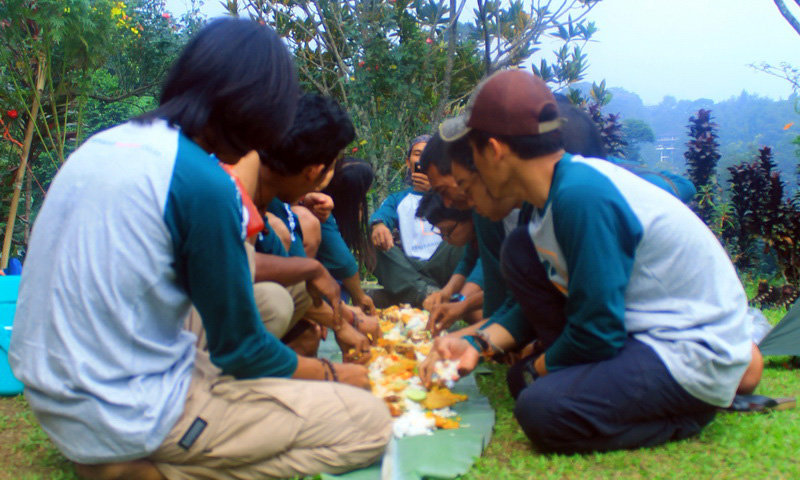 tim highland indonesia makan liwet