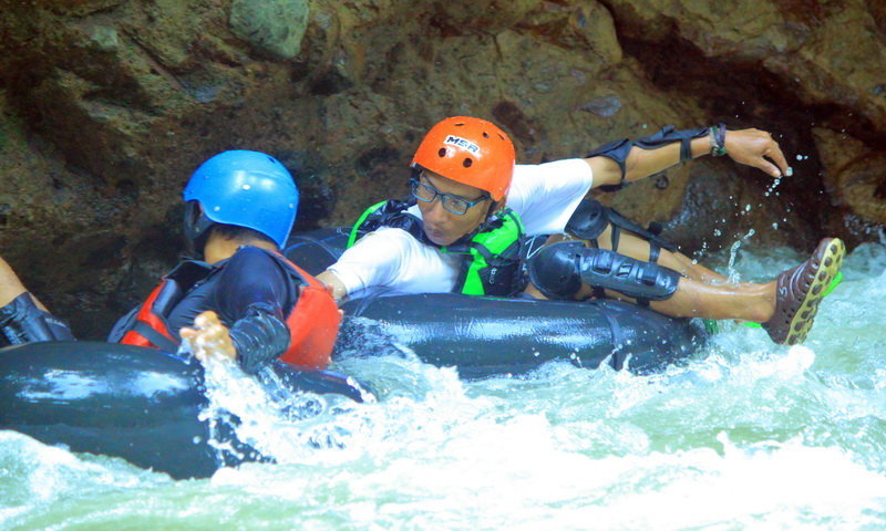 Rafting dan River Tubing di sungai Ciliwung Puncak